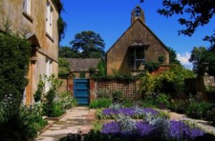 Hidcote Manor courtyard