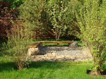 small-garden-design-fence-stone-patio-ideas